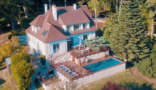 Villa “La Bihourdière” — Exceptional property on a wooded park with heated pool