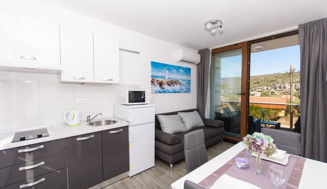 Villa LA - Comfort One-Bedroom Apartment with Terrace and Sea View