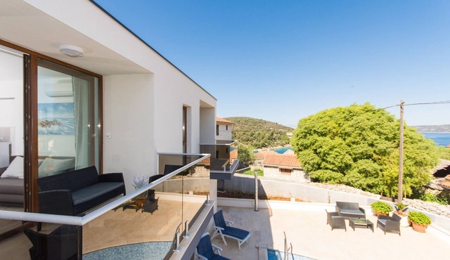 Villa LA-Comfort One Bedroom Apartment with Sea View Terrace 2
