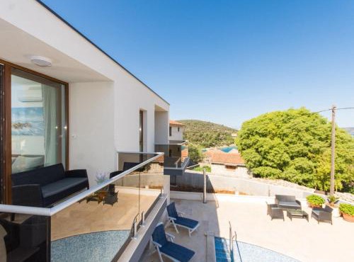 Villa LA-Comfort One Bedroom Apartment with Sea View Terrace 2