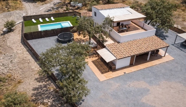 Villa La Finca Country House with Mountain Views, Wi-Fi and Air Conditioning