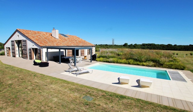 Villa La Grange, Large charming holiday home with 10 sleeps and heated pool
