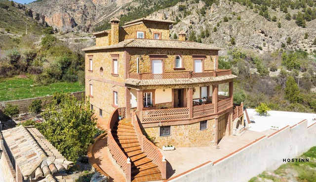 Villa La Gaviota 7BR w Pool near El Gollizno Trail