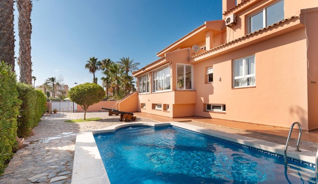 Villa 'La Gola' with Sea Views, Shared Pool and Wi-Fi