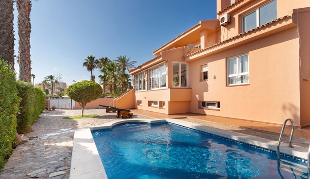 Villa 'La Gola' with Sea Views, Shared Pool and Wi-Fi