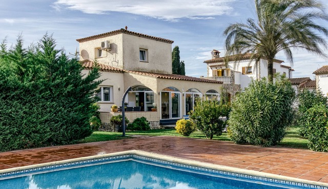Villa 'La Haya' with Shared Pool, Wi-Fi and Air Conditioning