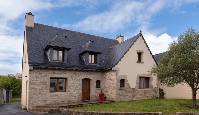 Villa 'La Léa' with Private Terrace, Private Garden and Wi-Fi