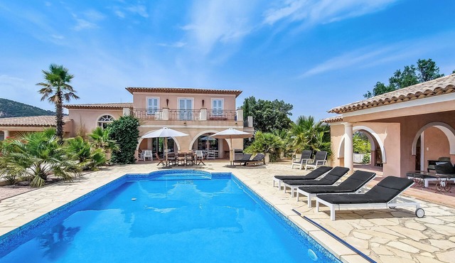 Villa la Lanterne pool, jacuzzi, bocce ball and stunning mountain views