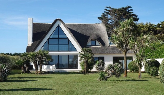Villa "La Loubine" contemporary thatched cottage facing the sea