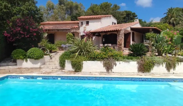 Villa La Louvière- swimming pool, air conditioning, 7mn walk from the beach