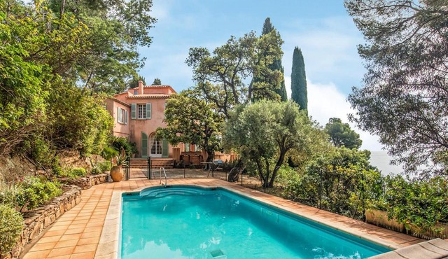 Villa la Malpagne, 400m2 les pieds dans l'eau