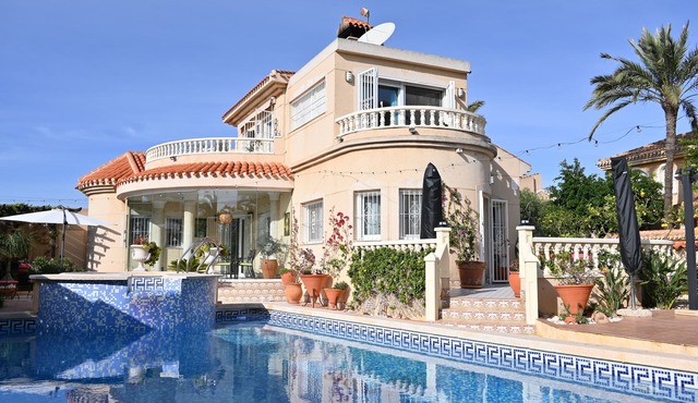 Villa La Maripose, 6 persons, privet pool, 20m from the beach, sea vieuw