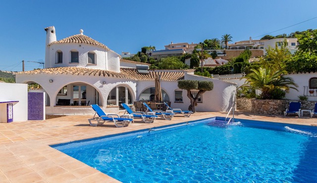Villa La Paloma with Pool, Sea and Mountain View, Terrace, A/C & Wi-Fi