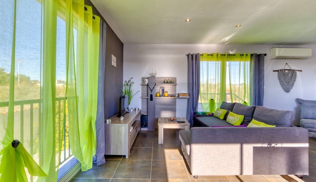 Villa "La Petite Maison Au Bord Du Canal" with Private Terrace, Private Garden & Wi-Fi