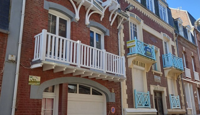 Villa La Rafale Art Nouveau 5 minutes from the beach. Free on-site parking.