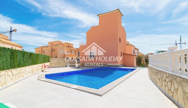 Villa La Zenia close to Beach, private pool, walking distance of Zenia Boulevard