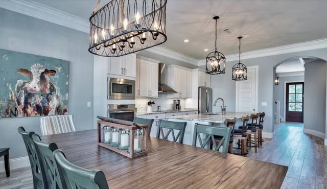 Villa Lago Luxury! Comfort Abounds! Steps to Baytowne Wharf, 2 Golf Carts!