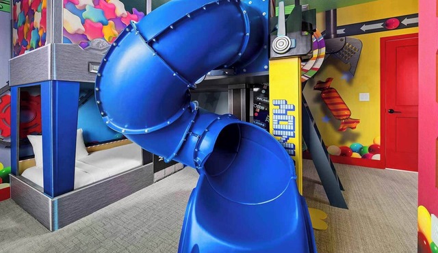 Villa Laguna | Stunning home w/cozy LR/DR, PVT Pool, & themed BR near the parks