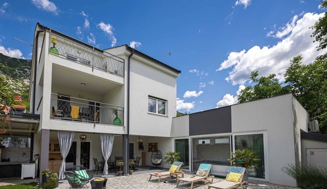 Villa Lake & Sea - with 4 bedrooms for 8 guests and an indoor pool by MyWaycation