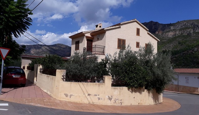 Villa landscaped halfway between the sea and the high mountain