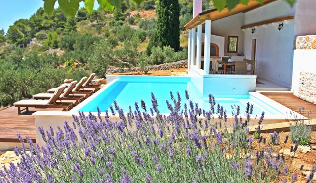 Villa Lantana - comfortable 2 bedroom flat with stunning sea views