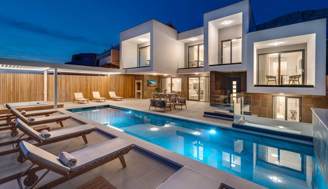 Villa Largo with 4 en-suite bedrooms, heated 33 sqm pool, sea views