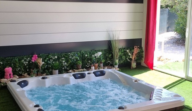 Villa Las Bouzigues 6-seater Jacuzzi and pool table