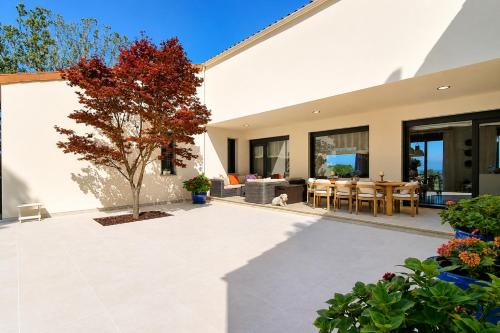Villa Las Encinas · Jardín y vistas cerca del mar