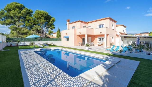 Villa "Las Palmeras" with Pool, Balcony & Wi-Fi