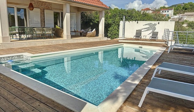 Villa Lastavica - swimming pool - large garden - walking distance to the beach