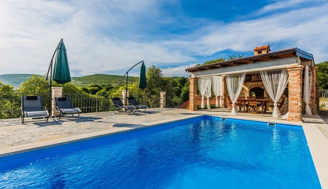 Villa Laurosa provide to you traditional Dalmatian style in the peaceful nature