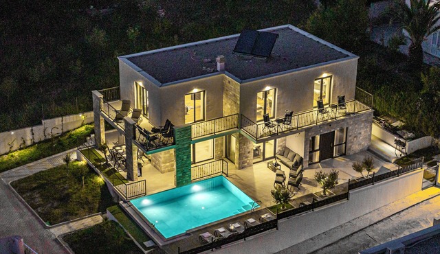 Villa Lav Lux – Elegant Residence with Heated Pool