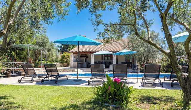 Villa Lavinia with Private Pool near the Sea for 8-10 Persons