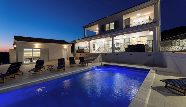 Villa Lazy Day Oasis 4-bedroom villa in Ljubitovica with playroom, WiFi, pool.