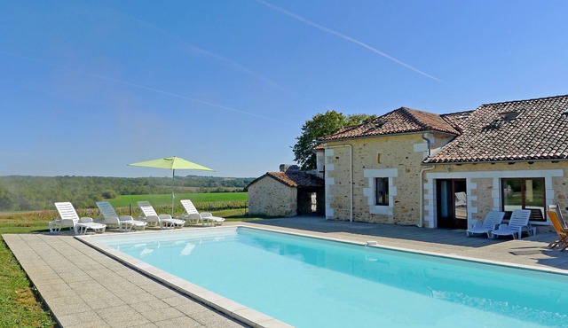 Villa Le Breuil – Family-friendly villa with pool and views in the Charente