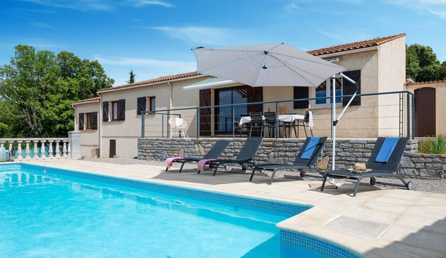 Villa Le Cantagril: Discover its cozy spaces, beautiful views and inviting pool