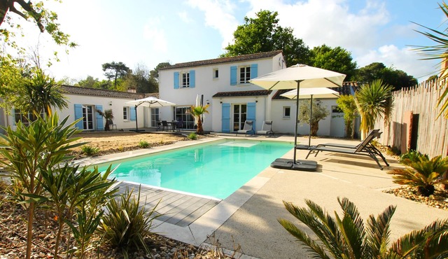 Villa Le Cyprès, 170 m² with heated swimming pool surrounded by pine trees