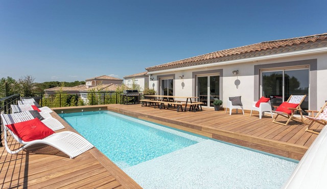 Villa "Le Golf St Thomas" with Private Terraces, Outdoor Pool, and Wi-Fi
