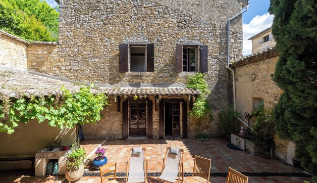 Villa 'Le Lion D'Or' with Private Terrace, Private Garden and Wi-Fi