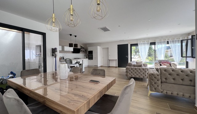 Villa 'Le Ruisseau' with Mountain View, Wi-Fi and Air Conditioning
