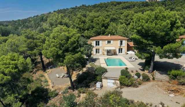Villa "Le Sortilège": panoramic view and swimming pool