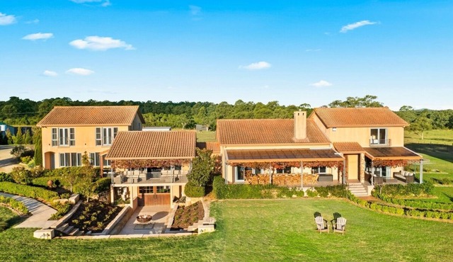 Villa Leone Estate - take in the neighbouring giraffes, lions, and zebras!