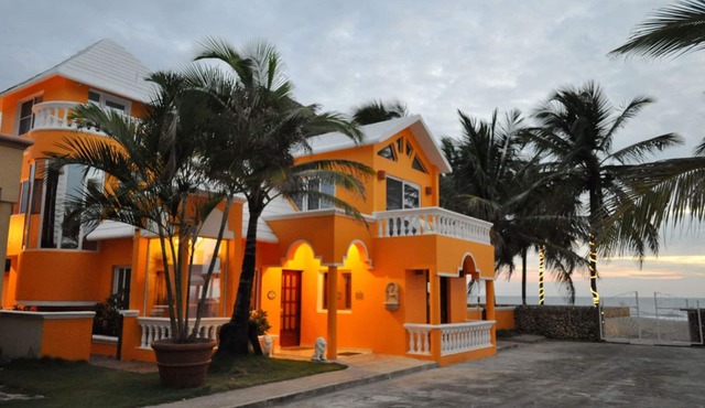 Villa Leone; Waterfall, Hot Tub, Peace, Tranquility, Romantic Beach Walks.