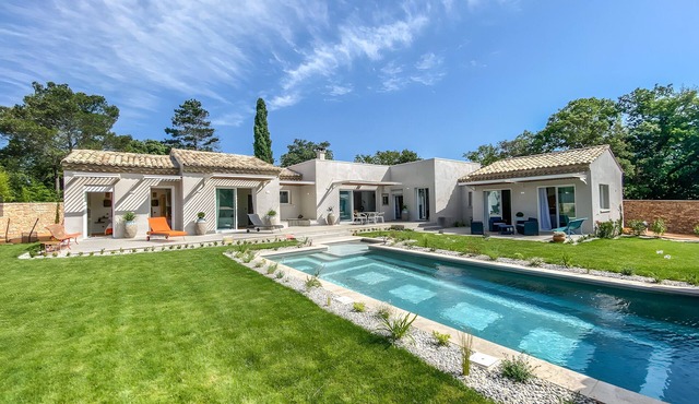 Villa 'Les 4 Fontaines' with Private Pool, Wi-Fi and Air Conditioning