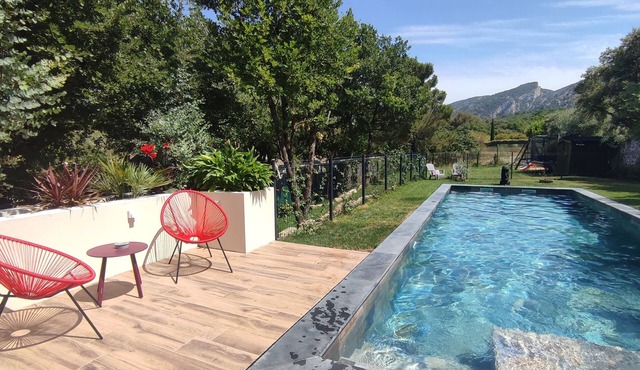 Villa "Les chênes" Luberon Maubec, large swimming pool.