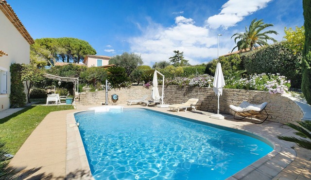 Villa 'Les Collettes' with Private Pool, Wi-Fi, and Air Conditioning