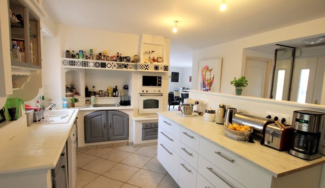 Villa Les Arts - spacious with heated indoor pool, sleeps 9