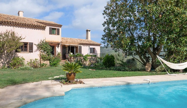 Villa Les Margoutons – Family-friendly villa with heated private pool, sea view and large garden near Cannes