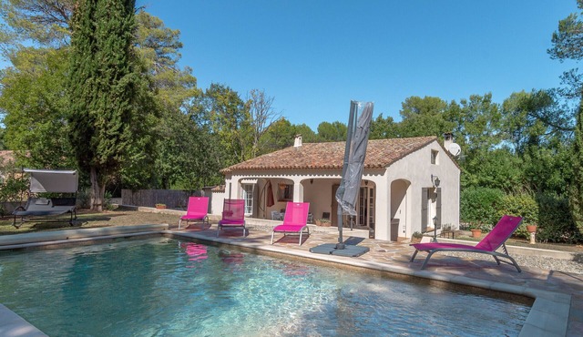 Villa les Pins - Nice holiday house with private swimming pool at the foot of Nature Park