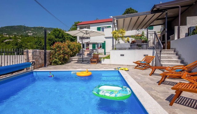 Villa LETICIJA - Luxusvilla mit beheiztem Pool, Sauna, Fitness & Grillplatz in by Interhome